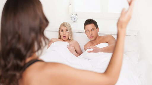 XỬ LÝ NHƯ THẾ NÀO KHI PHÁT HIỆN MẸ NGOẠI TÌNH VỚI NGƯỜI ĐÀN ÔNG KHÁC?