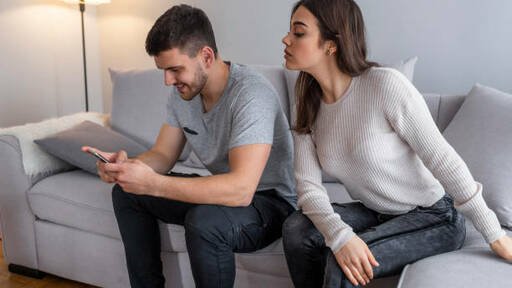 CÓ NÊN THUÊ THÁM TỬ THEO DÕI CHỒNG NGOẠI TÌNH?