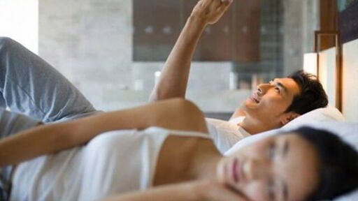 PHÁT HIỆN CHỒNG NHẮN TIN CHO GÁI – CÁCH XỬ LÝ KHÔN KHÉO CỦA VỢ